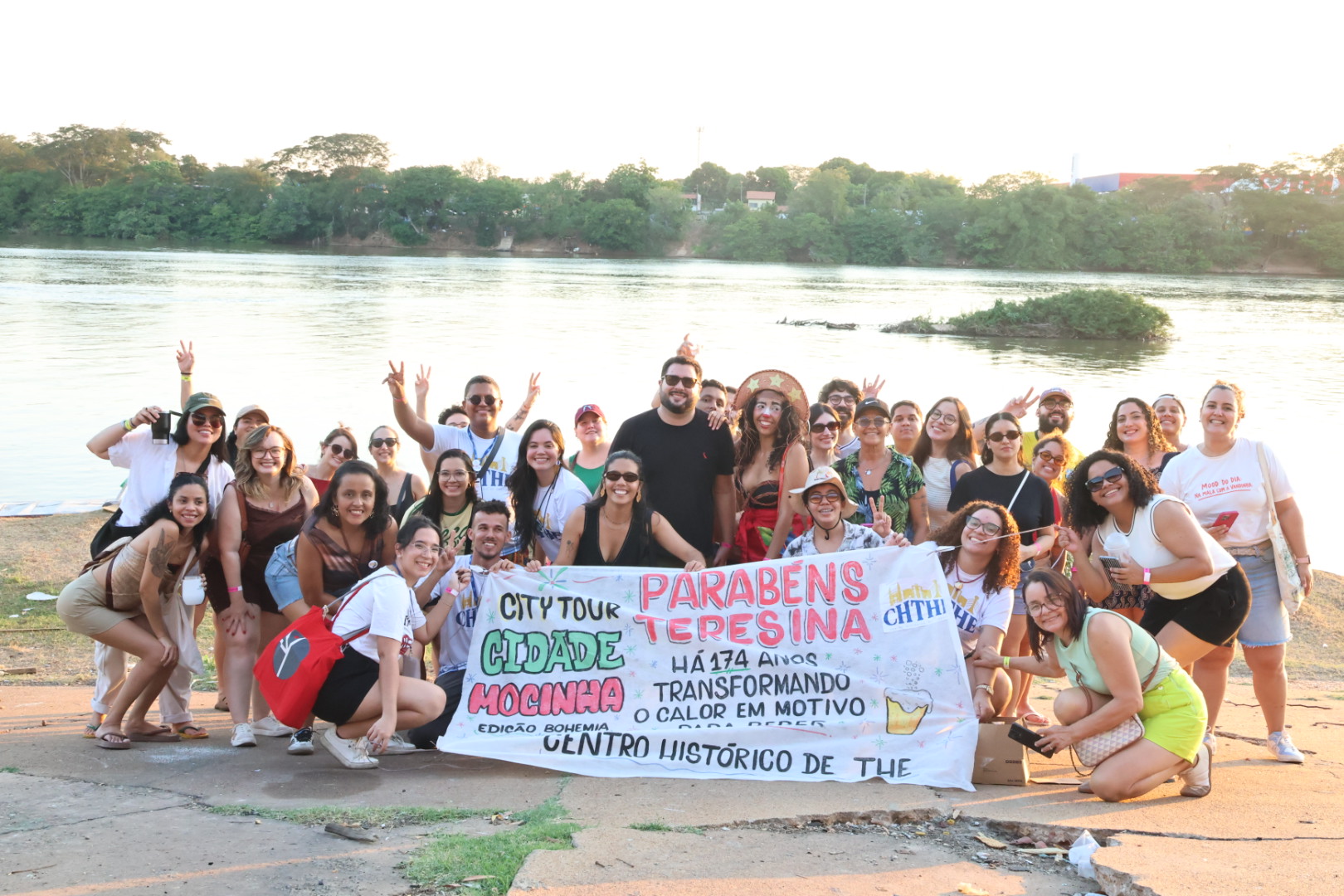 Participantes do City Tour Cidade Mocinha reunidos às margens do Rio Parnaíba