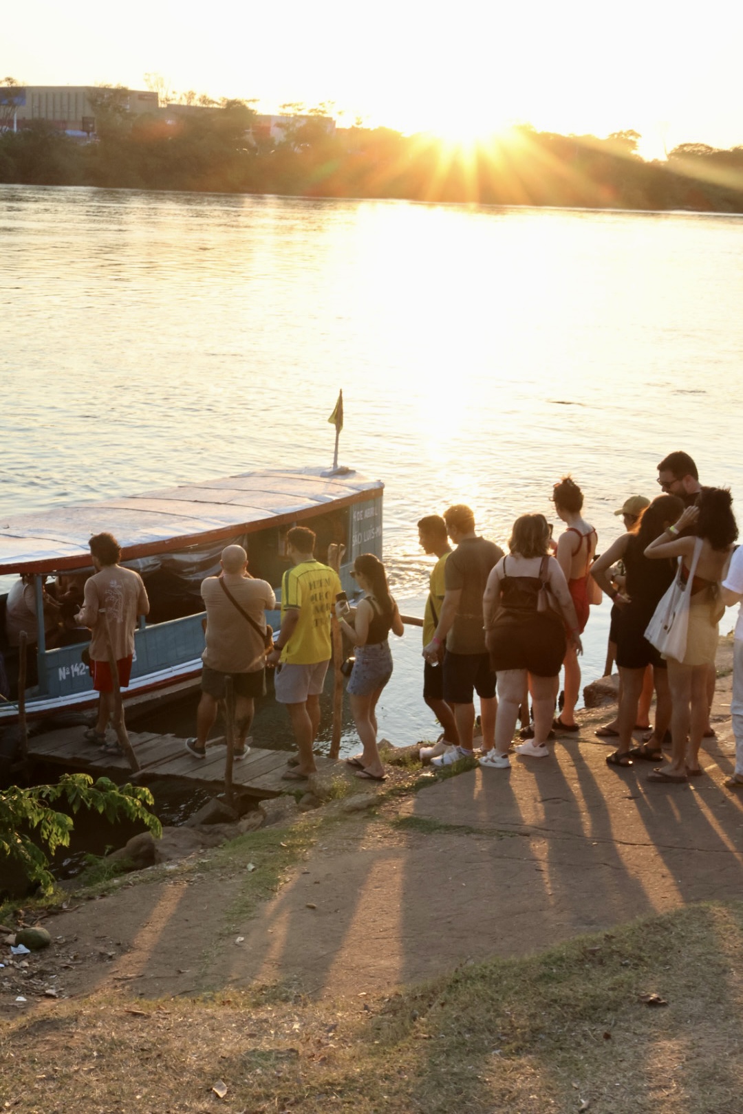 Participantes do City Tour Cidade Mocinha aguardam embarque ao pôr do sol