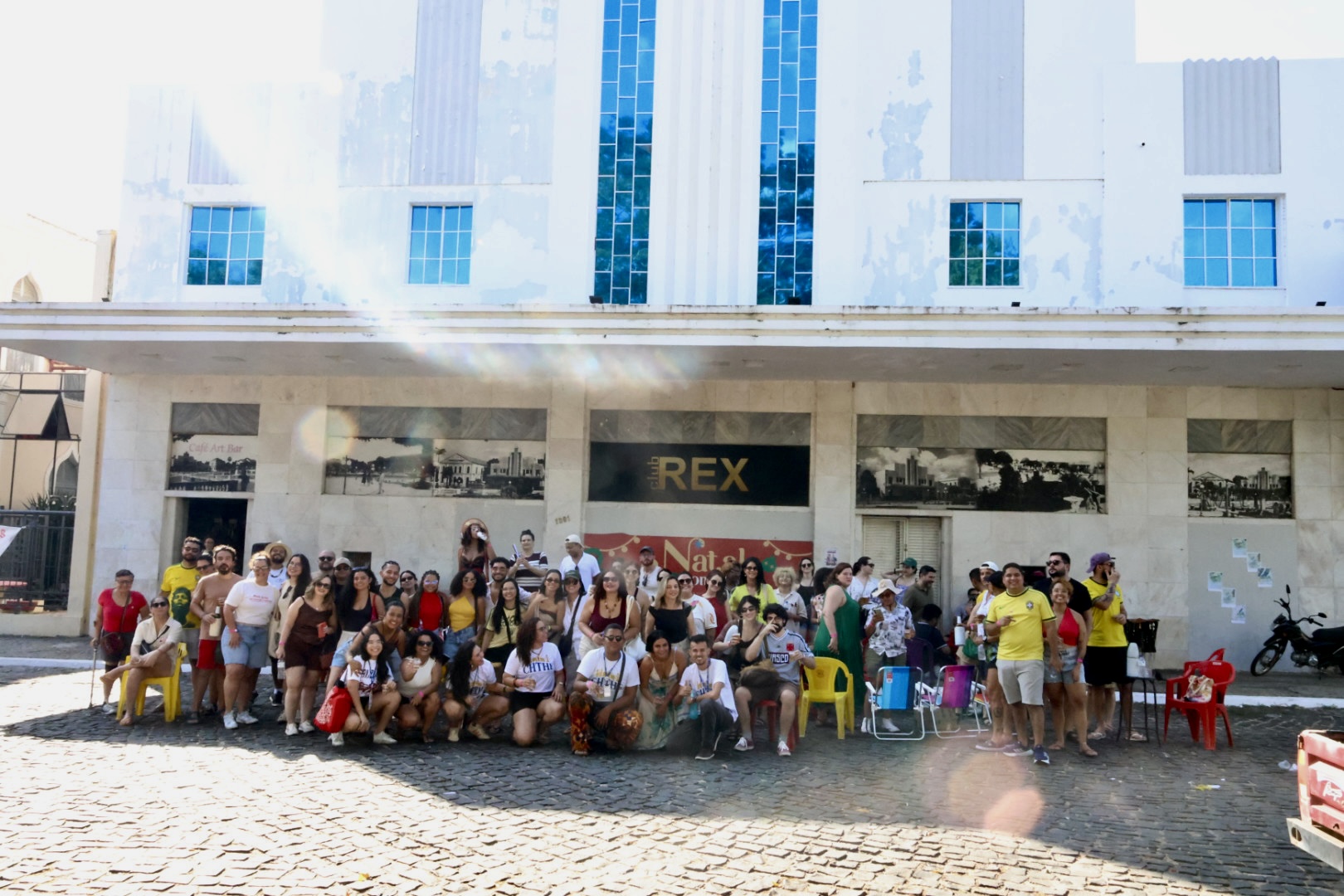 Grupo do City Tour Cidade Mocinha em frente ao Cine Rex