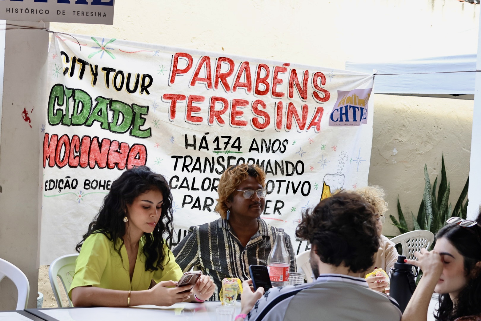 Participantes reunidos diante da faixa do City Tour Cidade Mocinha