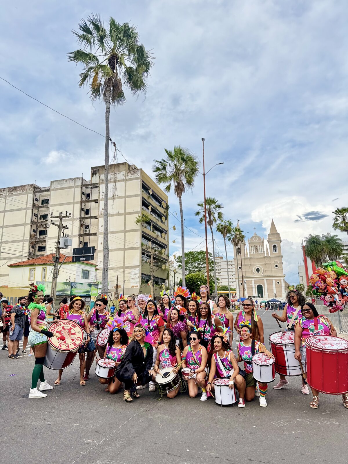 Mulheres da Bateria das Curicas tocando percussão