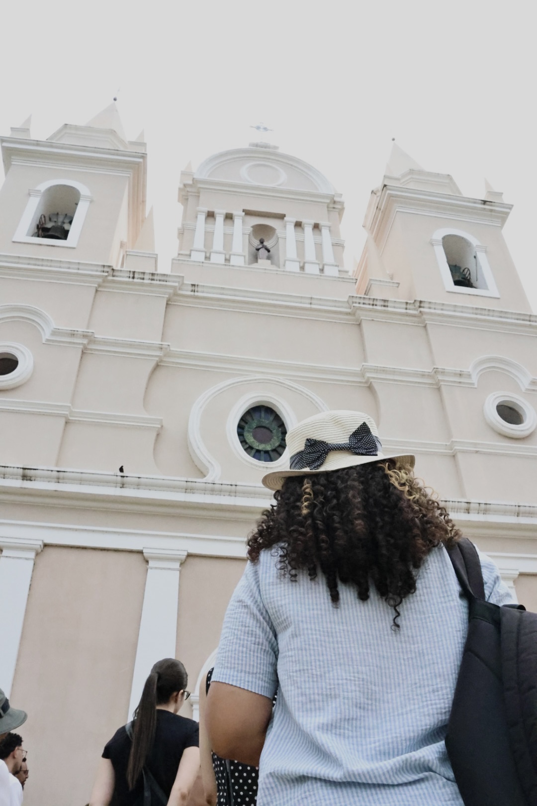 Grupo observando a fachada de igreja histórica em Teresina