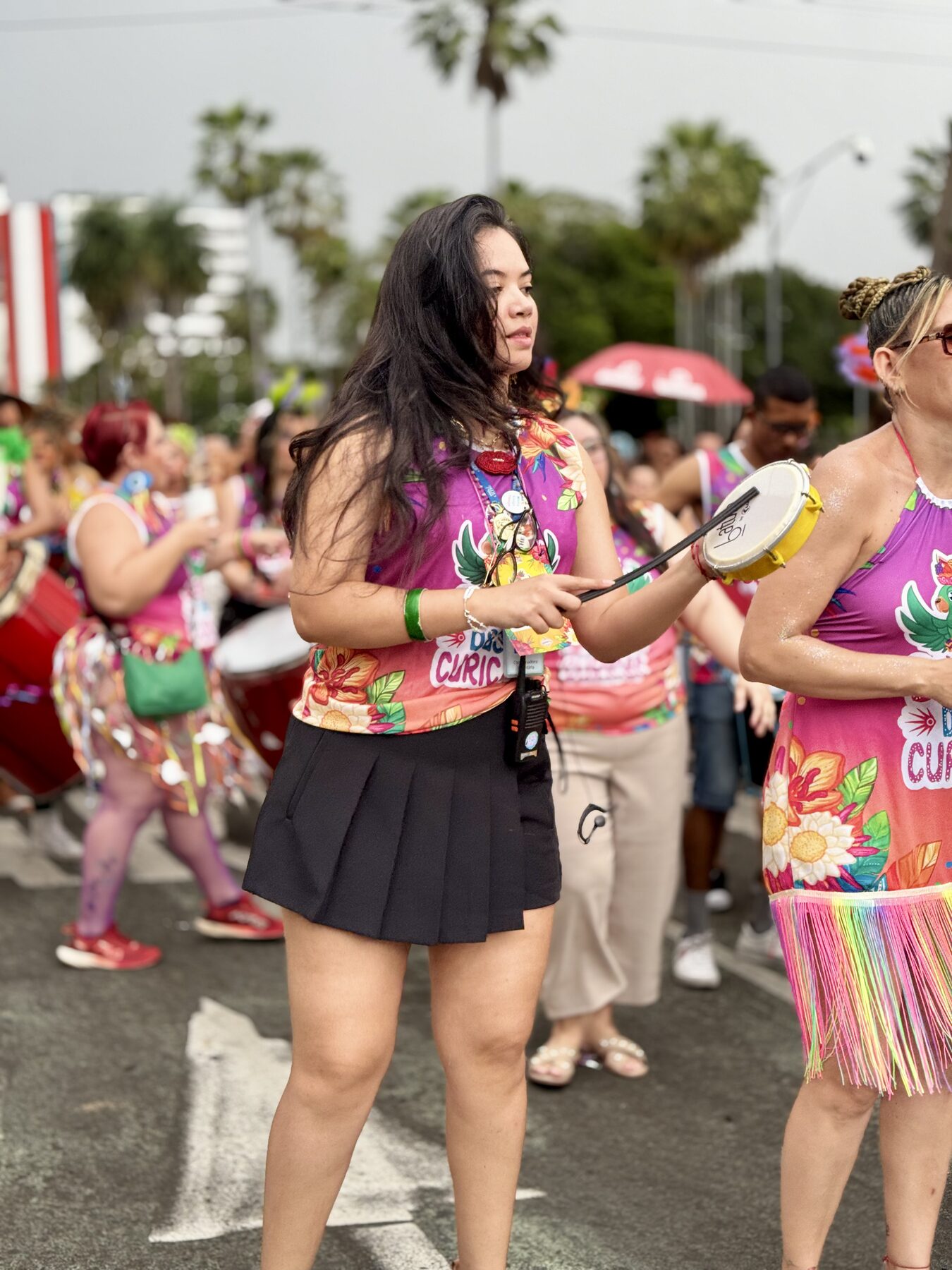 Mulheres tocando percussão na Bateria das Curicas