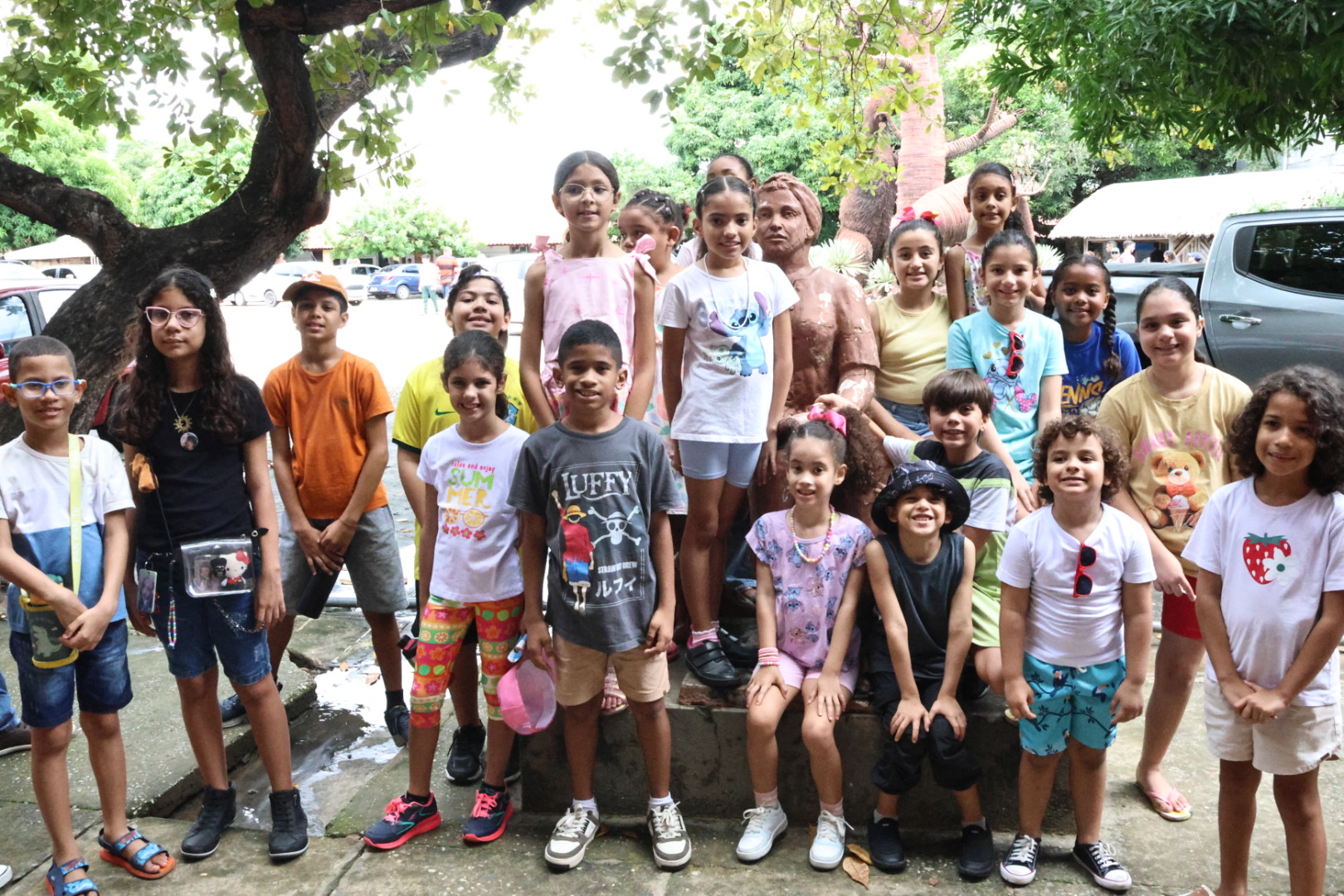 Crianças posam em grupo durante o City Tour Infantil