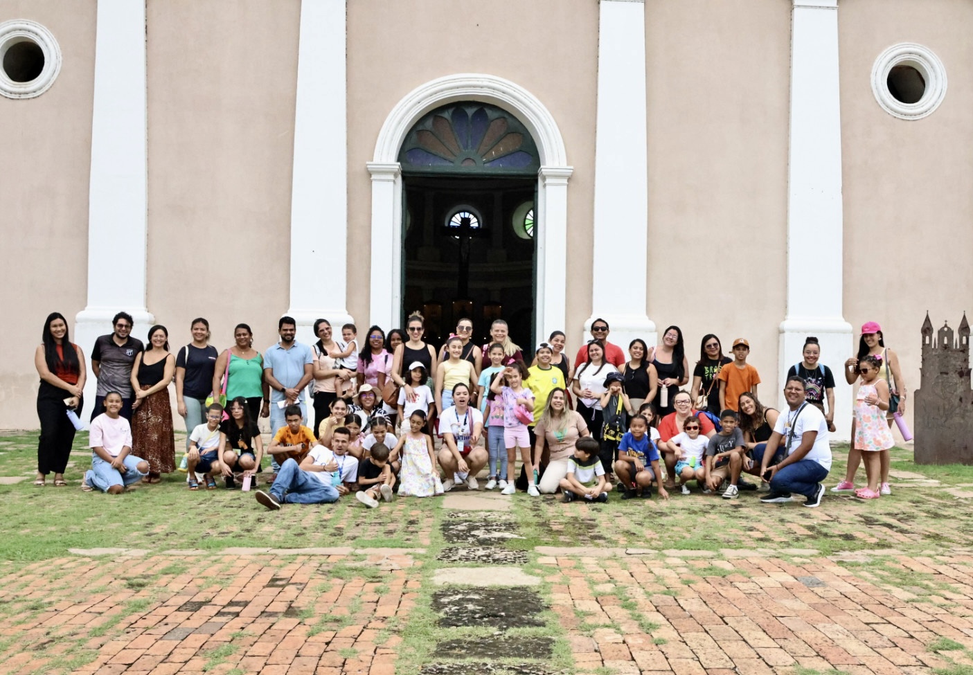Famílias reunidas em frente à igreja histórica