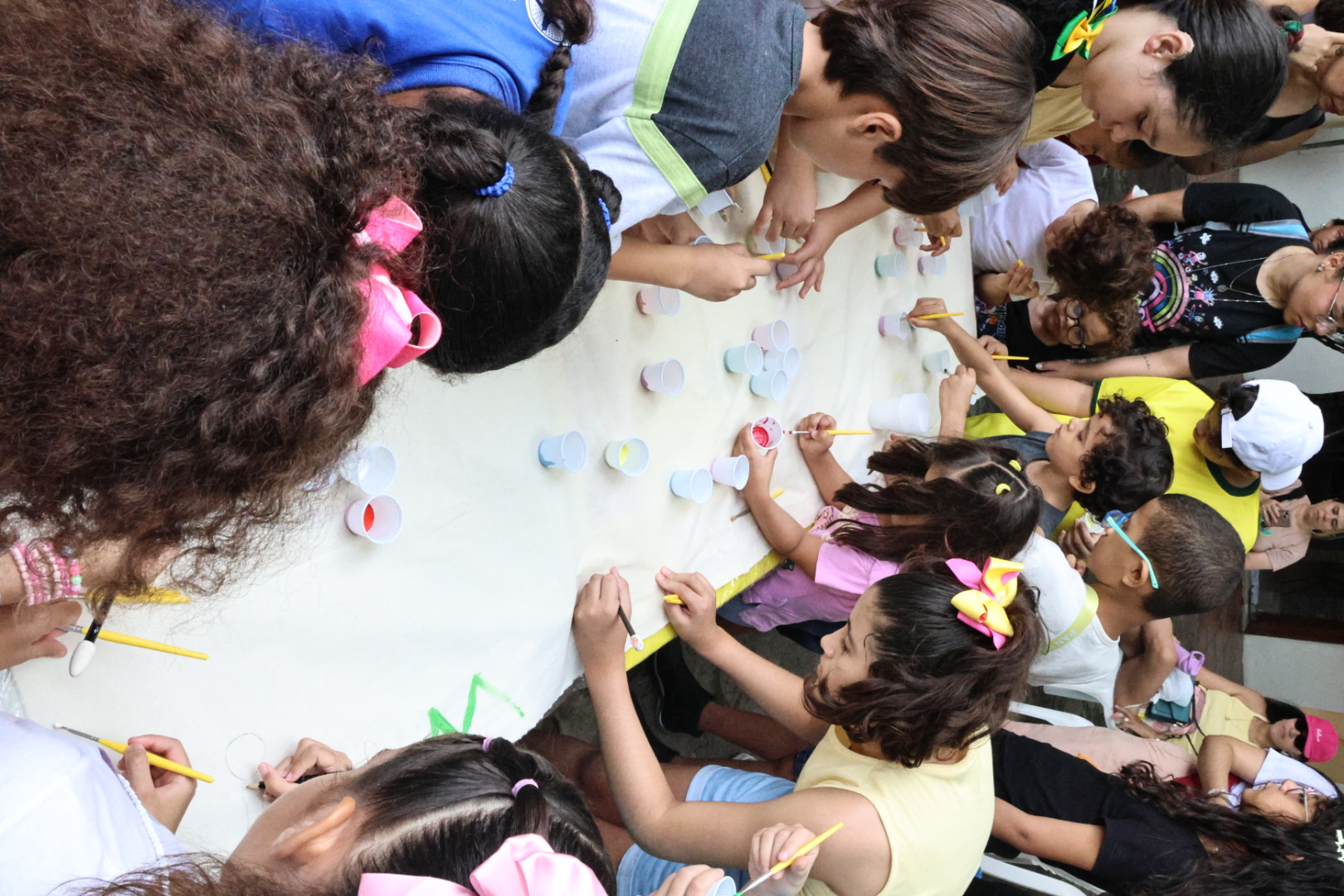 Crianças participando de oficina de pintura