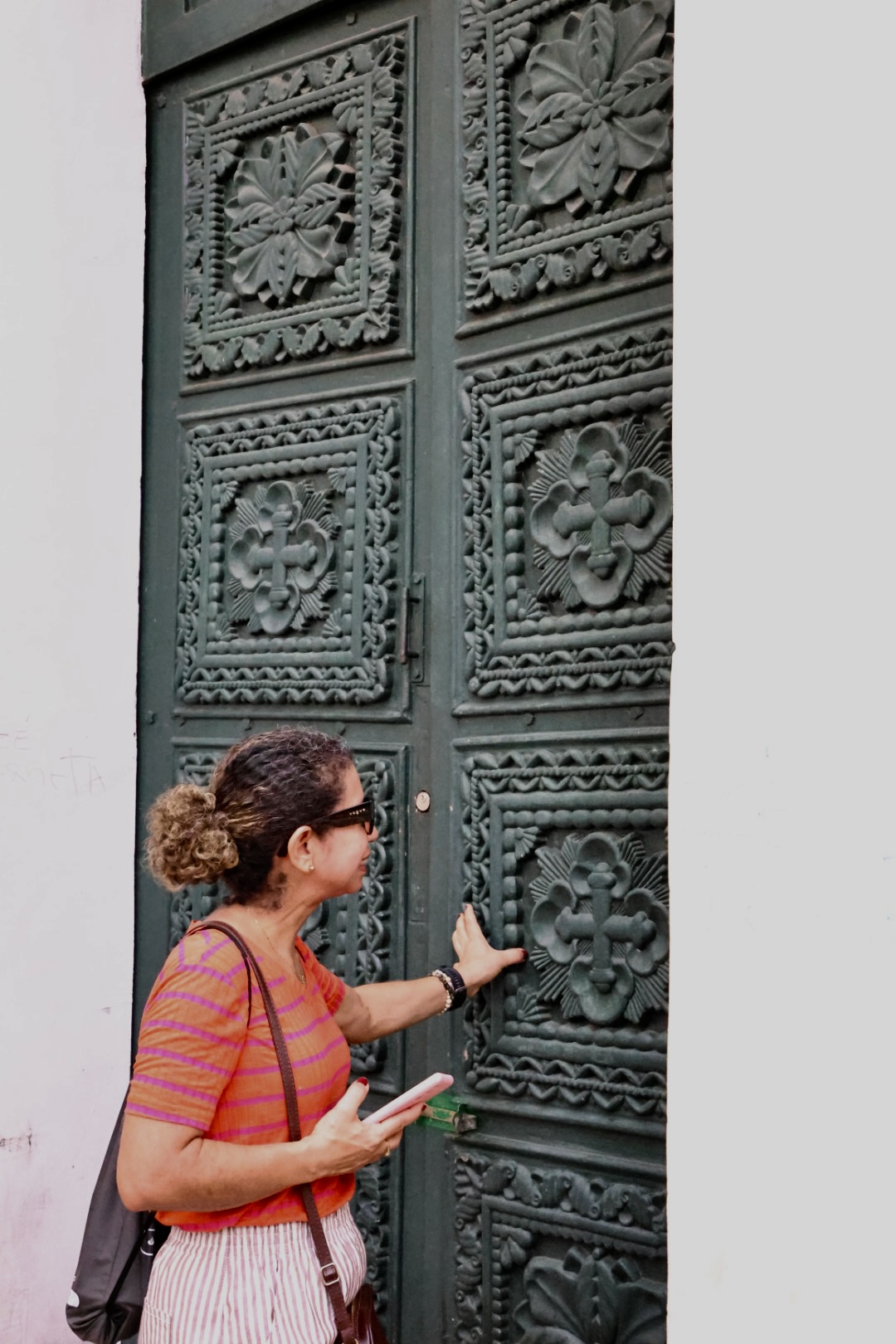 Participante observa detalhes de porta histórica