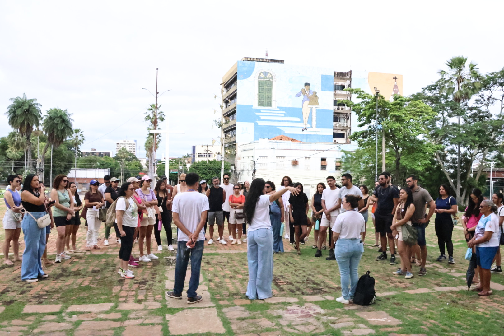 Guia conduzindo grupo em praça do Centro Histórico